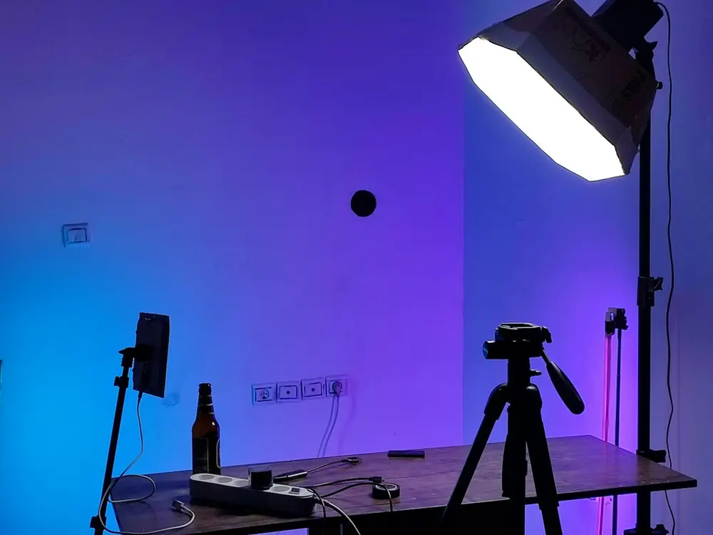 Jasne domowe studio z oświetleniem przygotowane do nagrywania filmów dla marek