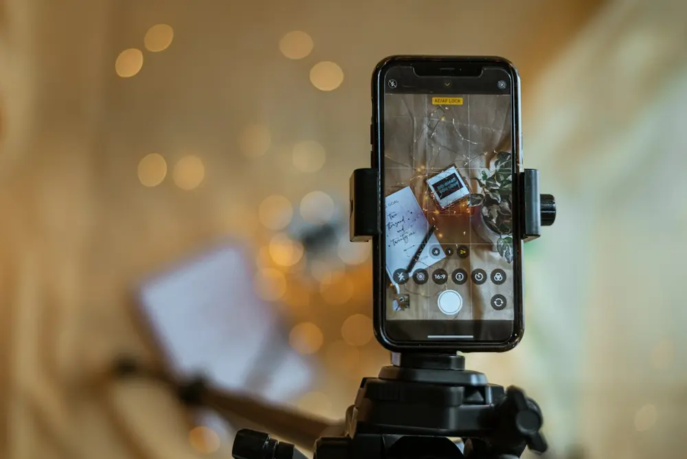 Telefon na statywie gotowy do nagrania pionowego wideo w domowym studiu twórcy